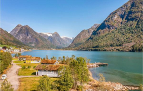Гостиница Two-Bedroom Holiday home with Sea View in Fjærland  Фьёрланд